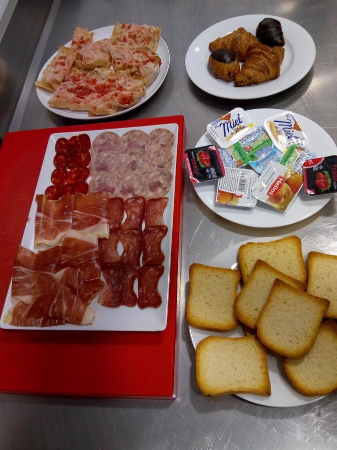 Hostal Universitat サルベラ エクステリア 写真